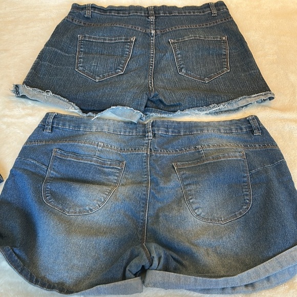 BUNDLE- 3 Pairs of Jean Shorts - Picture 3 of 6